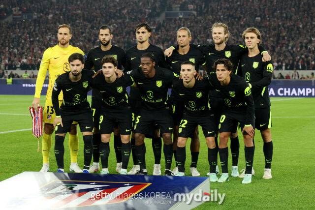 아틀레티코 마드리드 선수단이 슈투트가르트와의 2026-27시즌 UEFA 챔피언스리그 페이즈 3차전을 앞두고 기념촬영을 하고 있다./게티이미지코리아