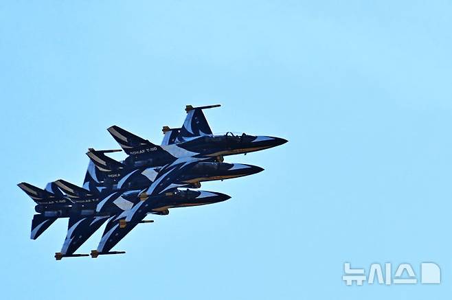 [사천=뉴시스] 차용현 기자 = '2026 사천에어쇼'가 개막한 22일 오후 경남 사천비행장 상공에서 공군 특수비행팀 블랙이글스가 화려한 곡예비행을 선보이고 있다. 이번 에어쇼는 오는 25일까지 나흘간 사천비행장 일원에서 펼쳐진다. 2026.10.22. con@newsis.com