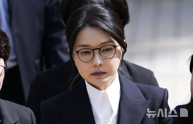 [서울=뉴시스] 사진공동취재단 = 대법원이 김건희 여사의 직권 구속영장 발부를 위한 심문을 27일 열기로 했다. 사진은 김 여사. 2026.10.22. photo@newsis.com