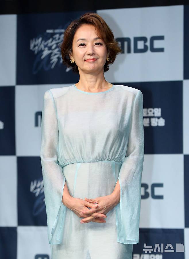 [서울=뉴시스] 김혜진 기자 = 배우 배종옥이 14일 오후 서울 마포구 상암동 MBC 사옥에서 진행된 MBC 새 금토드라마 '백설공주에게 죽음을-Black Out' 제작발표회에서 포즈를 취하고 있다. 2024.08.14. jini@newsis.com
