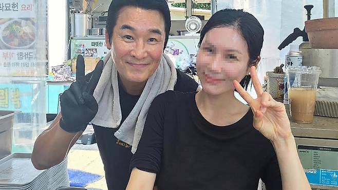 풍파를 견뎌내고 스스로의 힘으로 삶을 지탱해 온 어른으로서의 여유로운 미소. 이창훈 아내 김미정 SNS