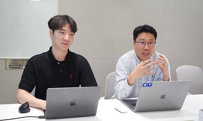 SK브로드밴드의 인공지능 전환(AX) 전담 조직 AI 보드의 이형진 팀장(오른쪽)과 손승현 매니저가 지난달 15일 서울 중구 남산소월타워에서 AX를 통한 업무 프로세스 혁신 과정에 대해 설명하고 있다. SK브로드밴드 제공