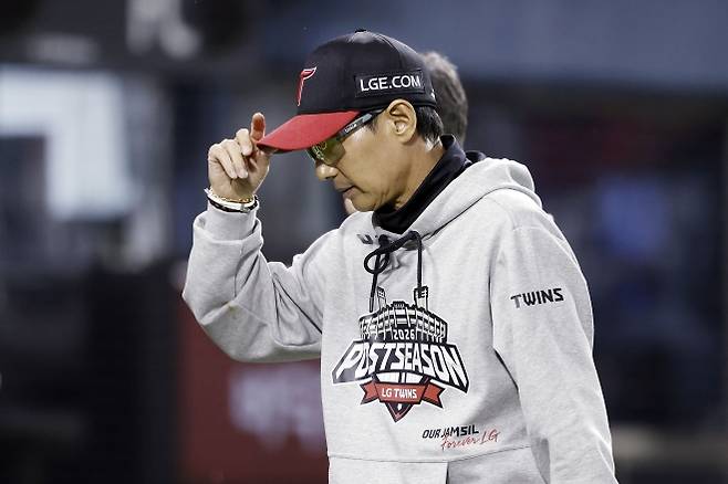 20일 서울 잠실야구장에서 열린 2026 KBO 포스트시즌 준플레이오프 LG 트윈스와 KIA 타이거즈의 3차전 경기에서 1-13으로 패한 LG 염경엽 감독이 인터뷰를 마친 뒤 이동하고 있다. 2026.10.20.                     뉴시스