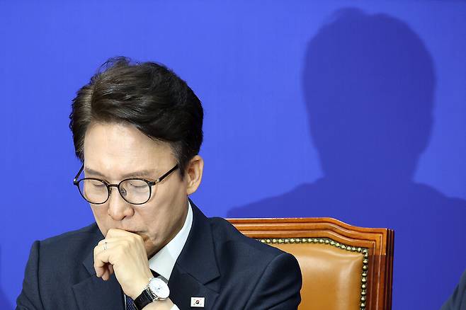 더불어민주당 김민석 대표가 19일 국회에서 열린 최고위원회의에서 한병도 원내대표의 발언을 들으며 생각에 잠겨 있다.&nbsp;ⓒ연합뉴스