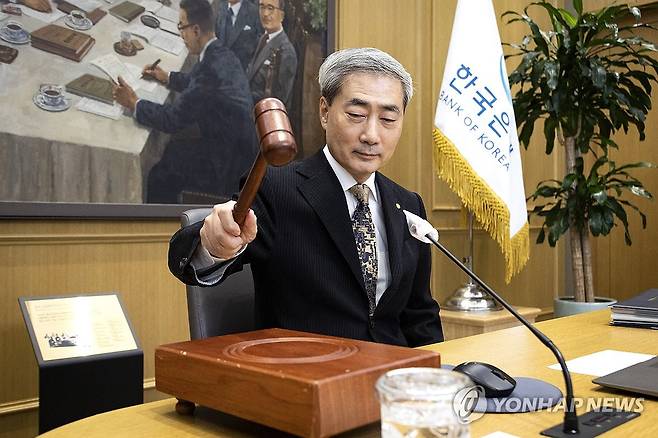 의사봉 두드리는 신현송 한국은행 총재 (서울=연합뉴스) 신현송 한국은행 총재가 22일 서울 중구 한국은행에서 열린 금융통화위원회 회의에서 의사봉을 두드리고 있다. 2026.10.22 [사진공동취재단] photo@yna.co.kr