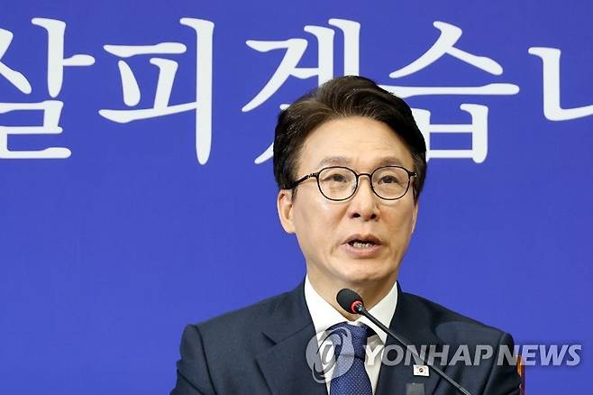 최고위 발언하는 김민석 대표 (서울=연합뉴스) 이동해 기자 = 더불어민주당 김민석 대표가 19일 국회에서 열린 최고위원회의에서 발언하고 있다. 2026.10.19 eastsea@yna.co.kr (촬영 이동해)