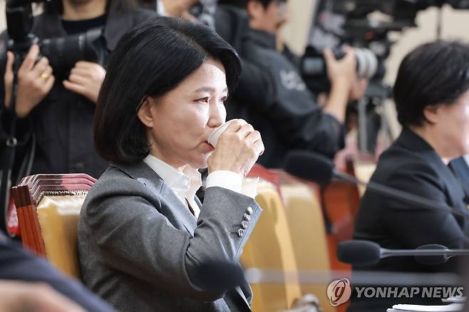 과방위 종합감사, 물 마시는 국민의힘 이진숙 의원 (서울=연합뉴스) 신현우 기자 = 22일 국회 과학기술정보방송통신위원회에서 열린 방송미디어통신위원회 등에 대한 종합감사에서 국민의힘 이진숙 의원이 물을 마시고 있다. 2026.10.22 nowwego@yna.co.kr