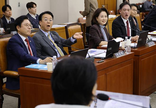 ▲ 국민의힘 소속 법사위원들이 22일 국회 법제사법위원회에서 열린 공소청(구 대검찰청)에 대한 국정감사에서 서영교 위원장의 의사진행에 항의하고 있다. 연합뉴스
