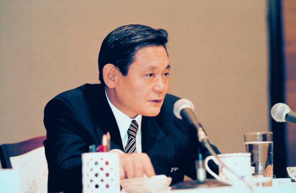 1993년 이건희 삼성그룹 회장이 독일 프랑크푸르트에서 신경영을 선포하고 있다. / 사진=삼성그룹.