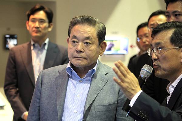 지난 2011년 7월 29일 선진제품 비교전시회에 참관한 고 이건희 삼성전자 선대회장 모습. /사진=삼성전자