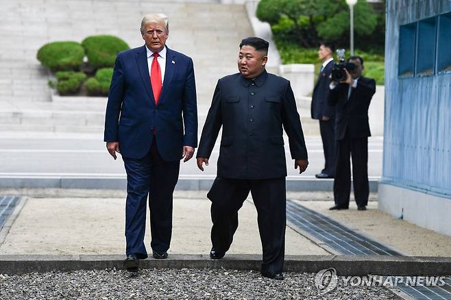 지난 2019년 도널드 트럼프(왼쪽) 미국 대통령과 김정은 북한 국무위원장 판문점 회동 당시 모습 (사진=AFP)