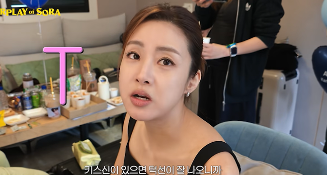 제작진이 멜로 연기 때는 관리가 더 엄격해지는지 묻자, 강소라는 "키스신이 있으면 턱선이 잘 나오니까"라고 답했다. 사진=유튜브 채널 '소라의 솔플레이'