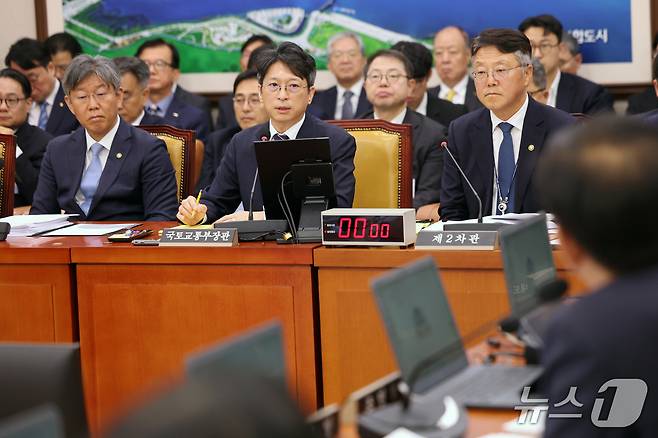 홍지선 국토교통부 장관이 23일 서울 여의도 국회 국토교통위원회에서 열린 국토교통부 등에 대한 국정감사 종합감사에서 의원 질의에 답하고 있다. 2026.10.23 ⓒ 뉴스1 황기선 기자