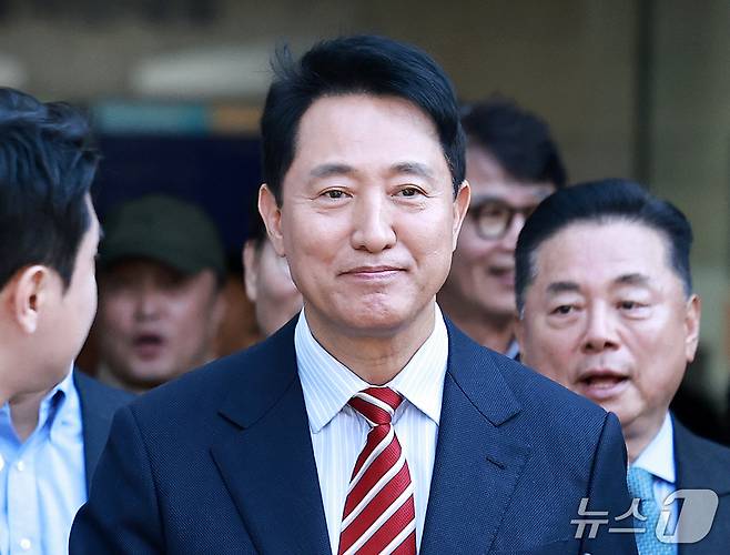 오세훈 서울시장이 23일 서울 서초구 서울고등법원에서 열린 '명태균 여론조사 대납 의혹 사건' 항소심 선고 공판에서 무죄 판결을 받고 법원을 나서고 있다. 2026.10.23 ⓒ 뉴스1 구윤성 기자