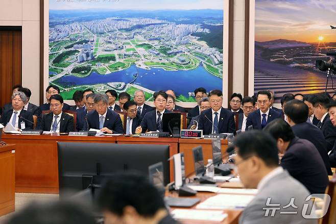 홍지선 국토교통부 장관이 23일 서울 여의도 국회 국토교통위원회에서 열린 국토교통부 등에 대한 국정감사 종합감사에서 의원 질의에 답하고 있다. 2026.10.23 ⓒ 뉴스1 황기선 기자