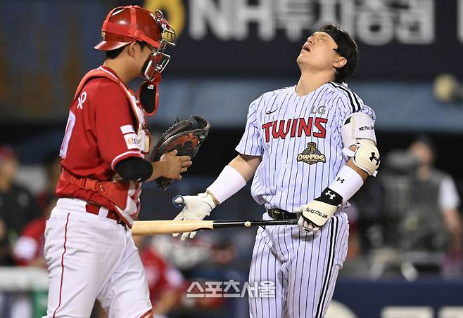 LG가 준플레이오프에서 단 세 경기 만에 탈락한 뒤 경기 공백이 생기자 ‘KBO 총재 선거’ 이슈가 떠오르고 있다. SSG전에서 LG 박동원이 헛스윙 삼진아웃을 당한 후 허탈해하고 있다. 사진 | 최승섭기자 thunder@sportsseoul.com