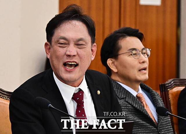 당내에서는 장동혁 대표의 강경 행보를 지켜본 초선들이 강경 노선의 정치적 효능을 학습하고 있다는 분석도 나온다. 사진은 김태규 국민의힘 의원이 22일 오전 서울 여의도 국회 법제사법위원회에서 열린 공소청에 대한 국정감사에 참석해 서영교 법사위원장에게 큰 목소리로 항의하는 모습./배정한 기자