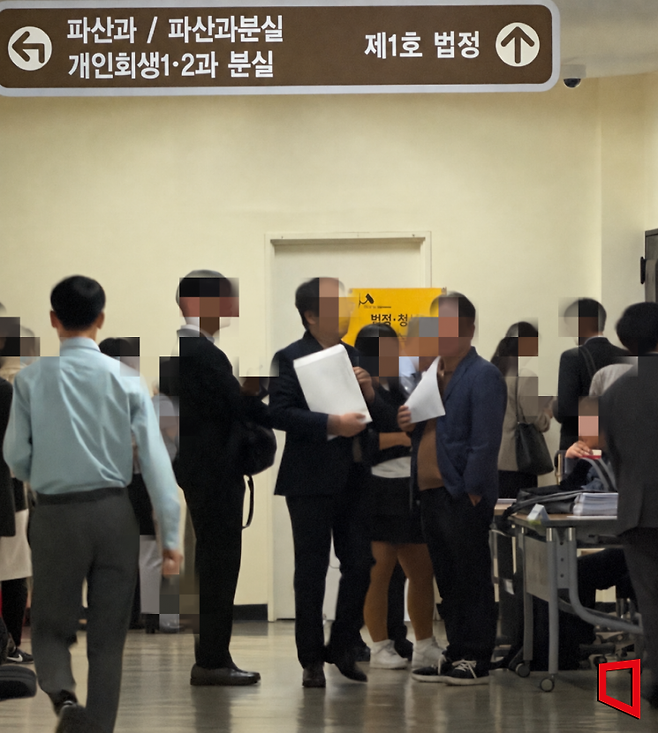 지난 19일 서울 서초동 서울회생법원 법정 앞 복도가 심사를 기다리는 채무자들과 관계자들로 북적이고 있다. 고금리 장기화와 경기 침체 속 투자 실패 및 사기로 법원을 찾는 이들이 급증하는 추세다. 박호수 기자