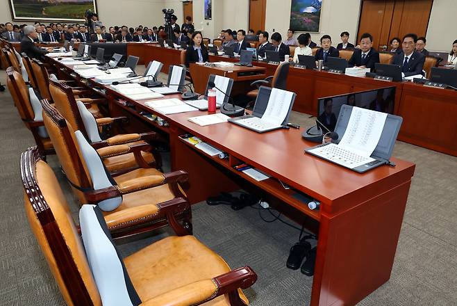19일 국회에서 열린 기후에너지환경노동위원회 국정감사에서 국민의힘 위원들이 증인채택 건에 반발하며 퇴장해 자리가 비어있다. /연합뉴스