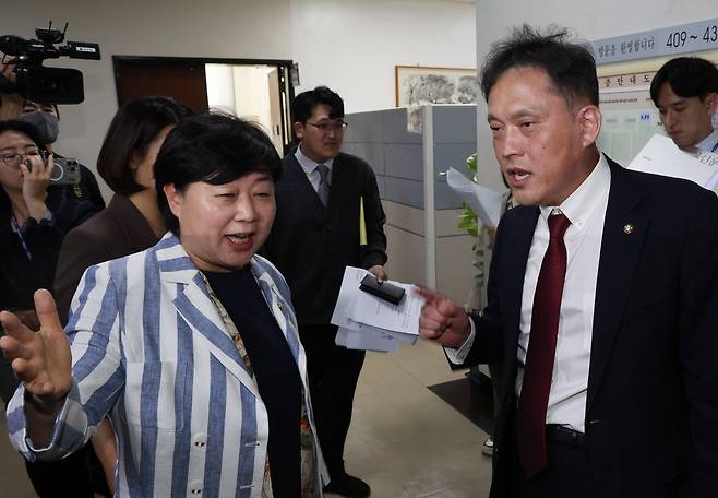 지난 6일 국정감사가 정회된 직후 더불어민주당 소속 서영교(왼쪽) 국회 법제사법위원장이 국민의힘 김태규 의원과 복도에서 언쟁을 벌이고 있다. 김 의원은 이날 국감 도중에 서 위원장이 자신의 발언권을 정지한 것에 대해 거세게 항의했다. /뉴시스