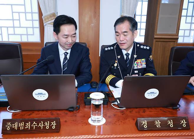 김지용(왼쪽) 중대범죄수사청장과 김종철 경찰청장 직무대행이 지난 20일 이재명 대통령 주재로 청와대에서 열린 국무회의에 나란히 앉아 있다. /연합뉴스