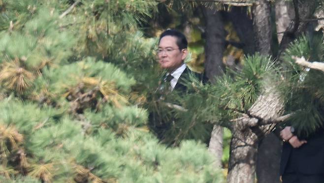 이재용 삼성전자 회장이 23일 경기도 수원 선영에서 열린 고(故) 이건희 삼성그룹 회장 6주기 추도식에 참석해 있다. ⓒ연합뉴스