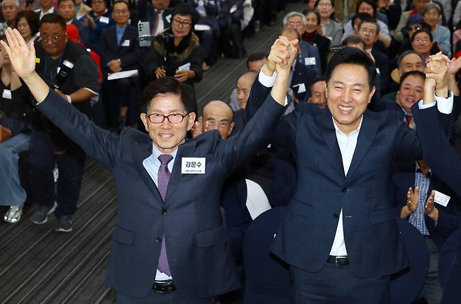 김문수(왼쪽) 전 고용노동부 장관과 오세훈 서울시장이 2일 서울 용산구 국방컨벤션에서 열린 '더좋은대한민국포럼' 출범식 및 제1차 정기포럼에서 기념촬영을 하고 있다. 연합뉴스