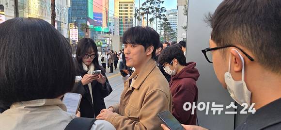 국내 '아이폰 듀오' 1호 구매자인 박건우 씨. [사진=박지은 기자]