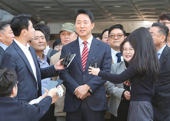 오세훈 서울시장이 23일 서울 서초구 서울고법에서 열린 '명태균 여론조사 대납 의혹 사건' 항소심 선고 공판 뒤 무죄 판결과 관련해 입장을 밝히고 있다. [사진=오세훈]
