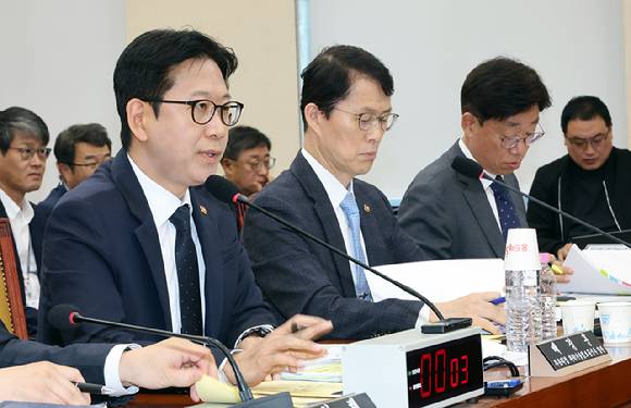 배경훈 부총리 겸 과학기술정보통신부 장관(왼쪽 첫 번째)이 23일 국회에서 열린 과학기술정보방송통신위원회 종합감사에서 위원 질문에 답하고 있다. [사진=연합뉴스]