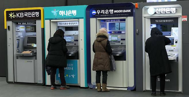 하나·우리금융지주를 시작으로 국내 금융지주사들이 올해 3분기 실적을 발표했다. 사진은 고객들이 시중은행 ATM을 이용하는 모습. 뉴시스.