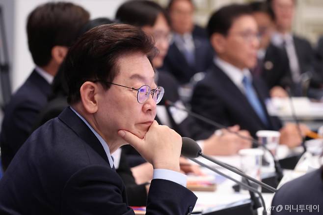 [서울=뉴시스] 조성봉 기자 = 이재명 대통령이 23일 청와대 영빈관에서 열린 규제합리화위원회 제2차 전체회의에서 참석자의 발언을 듣고 있다. 2026.10.23. suncho21@newsis.com /사진=류현주