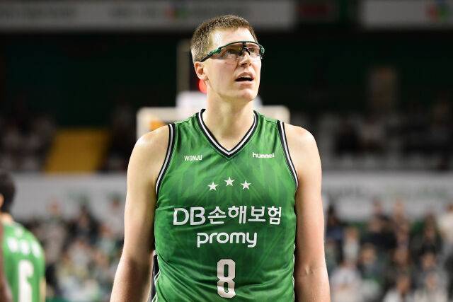 헨리 엘런슨이 그라운드를 바라보고 있다./KBL 제공