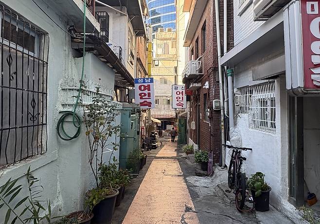 서울 용산구 동자동 쪽방촌 일대 모습.  윤승현 기자