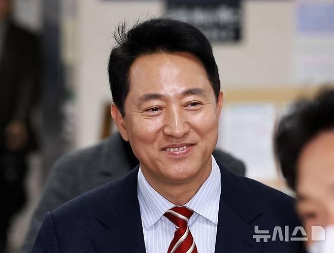 [서울=뉴시스] 박주성 기자 = 오세훈 서울시장이 23일 서울 서초구 서울고법에서 열린 '명태균 여론조사 대납 의혹 사건' 항소심 선고공판에 출석하고 있다. (공동취재). 2026.10.23. park7691@newsis.com