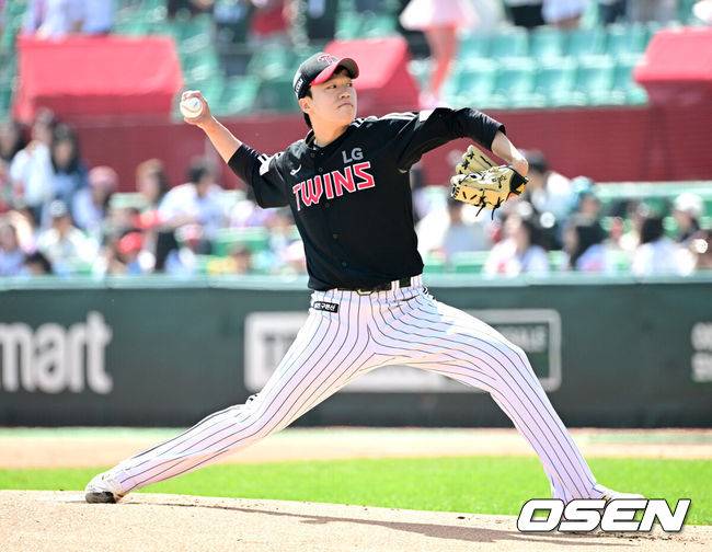 [OSEN=인천, 최규한 기자] 20일 오후 인천 SSG랜더스필드에서 ‘2025 신한 SOL Bank KBO리그’ SSG 랜더스와 LG 트윈스의 경기가 열렸다.이날 홈팀 SSG은 드류 앤더슨, 방문팀 LG는 김주온을 선발로 내세웠다. 1회말 LG 선발 김주온이 힘차게 공을 뿌리고 있다. 2025.04.20 / dreamer@osen.co.kr