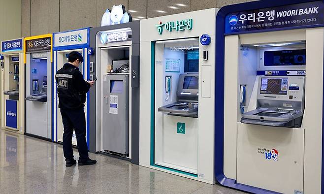 이달 6일 서울의 한 시설 내부에 시중은행 현금자동입출금기(ATM)들이 배치돼 있는 모습. 뉴스1