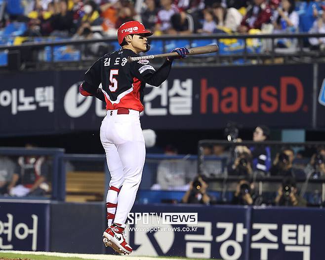 ▲ 김도영은 20일 서울 잠실구장에서 열린 LG와 준플레이오프 3차전에서 3-0으로 앞선 2회 1사 만루에서 좌중간 담장 상단에 꽂히는 초대형 만루홈런을 터뜨렸다. 타구 속도는 시속 179.3km, 비거리는 무려 145m에 이르렀다 ⓒ곽혜미 기자