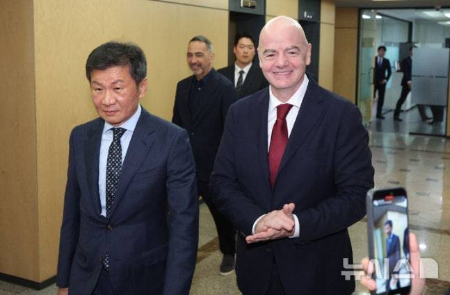 정몽규(왼쪽) 전 대한축구협회장과 잔니 인판티노 FIFA 회장. /사진=뉴시스