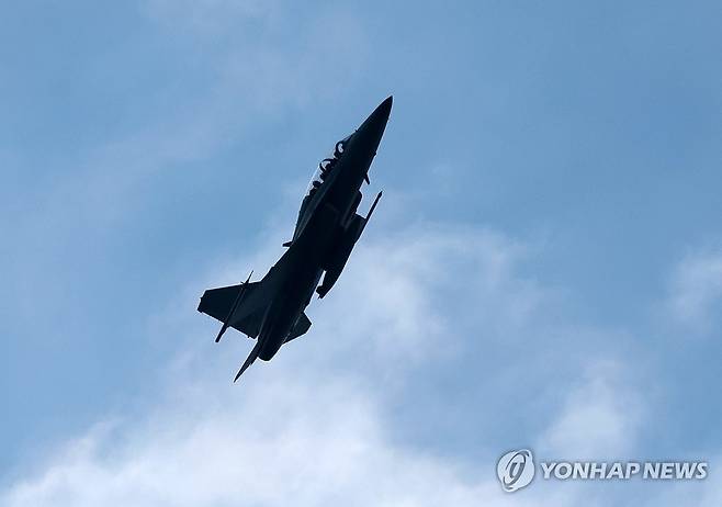 광주공항 상공 나는 전투기 [연합뉴스 자료사진]