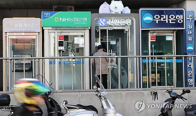 8월 은행 대출 연체율 9년 10개월만에 최고 (서울=연합뉴스) 김주형 기자 = 올해 8월 국내은행의 원화대출 연체율이 약 10년 만에 최고치를 기록한 것으로 나타났다.
    23일 금융감독원이 발표한 '2026년 8월 말 국내은행의 원화대출 연체율 현황(잠정)'에 따르면 국내은행의 1개월 이상 원리금 연체 기준 대출 연체율은 0.69%로 전월(0.63%) 대비 0.06%포인트(p), 전년 동월(0.61%) 대비 0.08%p 상승했다. 이는 2016년 10월(0.81%) 이후 9년 10개월 만에 가장 높은 수준이다.
    사진은 이날 서울 시내에 설치된 여러 은행의 ATM기 모습. 2026.10.23 kjhpress@yna.co.kr