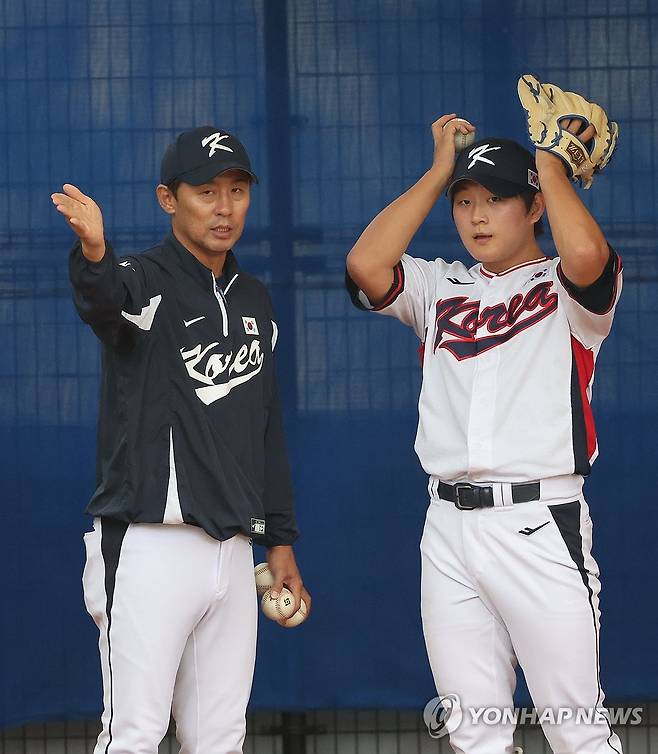 김택연, 결전 앞두고 점검 (가데나[일본 오키나와현]=연합뉴스) 이진욱 기자 = 27일 일본 오키나와현 가데나의 가데나 구장 실내 연습장에서 2026 월드베이스볼클래식(WBC) 대한민국 야구대표팀 투수 김택연이 불펜 피칭에 앞서 김광삼 코치와 대화하고 있다. 이날 열릴 예정이던 대표팀과 kt wiz와의 연습경기는 비로 취소됐다. 2026.2.27 cityboy@yna.co.kr