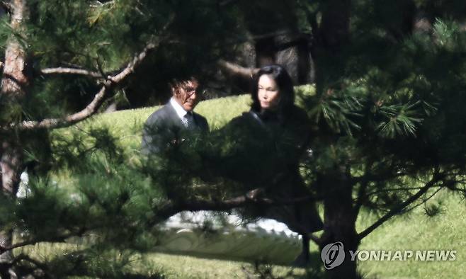 고 이건희 회장 선영 찾은 이서현 사장과 김재열 회장 (수원=연합뉴스) 김인철 기자 = 이서현 삼성물산 사장과 김재열 국제빙상경기연맹(ISU) 회장이 23일 경기도 수원 선영에서 열린 고 이건희 삼성그룹 회장 6주기 추도식에 참석해 있다. 2026.10.23 yatoya@yna.co.kr