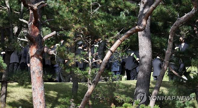 고 이건희 회장 선영 찾은 삼성 사장단 (수원=연합뉴스) 김인철 기자 = 23일 경기도 수원 선영에서 열린 고 이건희 삼성그룹 회장 6주기 추도식에서 삼성 주요 계열사 사장단이 헌화를 하고 있다. 2026.10.23 yatoya@yna.co.kr