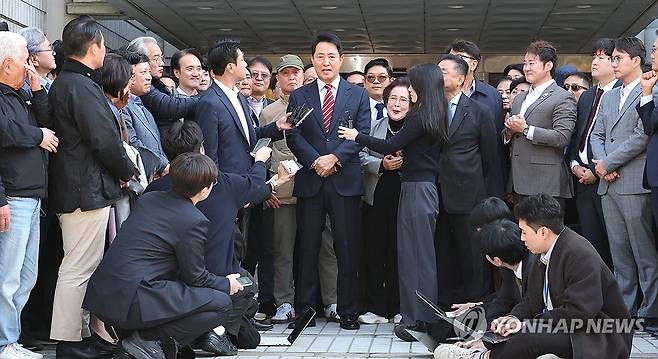 항소심 무죄, 입장 밝히는 오세훈 서울시장 (서울=연합뉴스) 김주형 기자 = 오세훈 서울시장이 23일 서울 서초구 서울고법에서 열린 '명태균 여론조사 대납 의혹 사건' 항소심 선고 공판 뒤 무죄 판결과 관련해 입장을 밝히고 있다. 2026.10.23 kjhpress@yna.co.kr