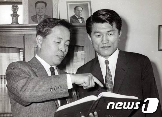 70년대 초반 김영삼 전 대통령이 최형우 전 장관과 자료를 살펴보고 있다. 문민시대를 열었던 김 전 대통령은 22일 오전 0시 22분 패혈증과 급성심부전으로 서울대병원에서 서거했다.(김영삼민주센터) 2015.11.23 ⓒ 뉴스1