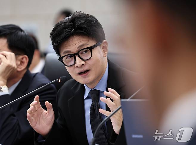 한동훈 무소속 의원이 지난 7일 서울 종로구 통일부 남북회담본부에서 열린 국회 외교통일위원회의 통일부 등에 대한 국정감사에서 정동영 장관에게 질의하고 있다. 2026.10.7 ⓒ 뉴스1 구윤성 기자