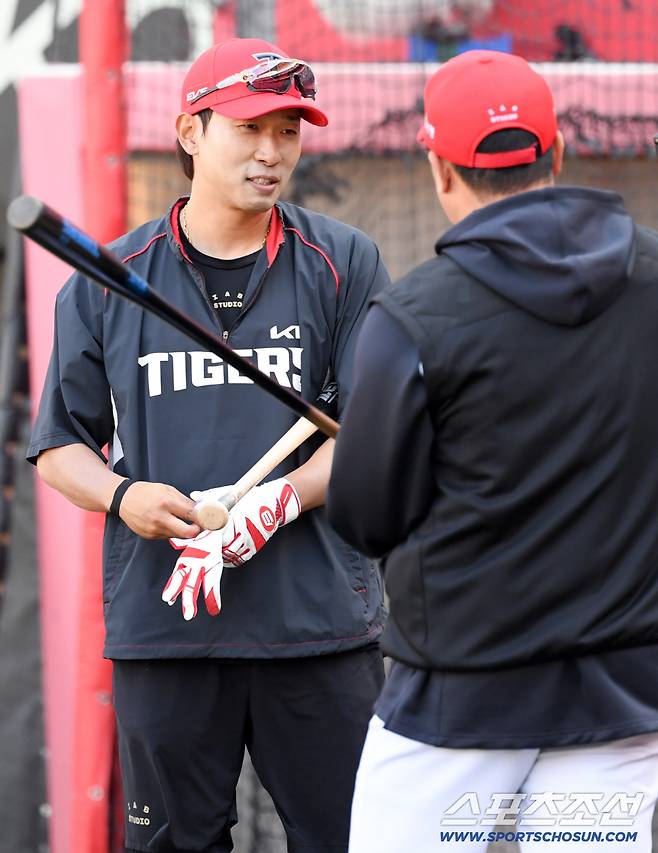 7일 광주 기아챔피언스필드에서 열린 KIA와 삼성의 경기. KIA 고종욱이 이범호 감독과 대화를 나누고 있다. 광주=박재만 기자 pjm@sportschosun.com/2026.04.07/