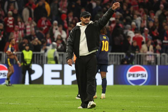 Bayern Munich's Belgian head coach Vincent Kompany waves to the fans after the UEFA Champions League football match between FC Bayern Munich and Arsenal FC in Munich, southern Germany on October 21, 2026. (Photo by Karl-Josef HILDENBRAND / AFP)







<저작권자(c) 연합뉴스, 무단 전재-재배포, AI 학습 및 활용 금지>