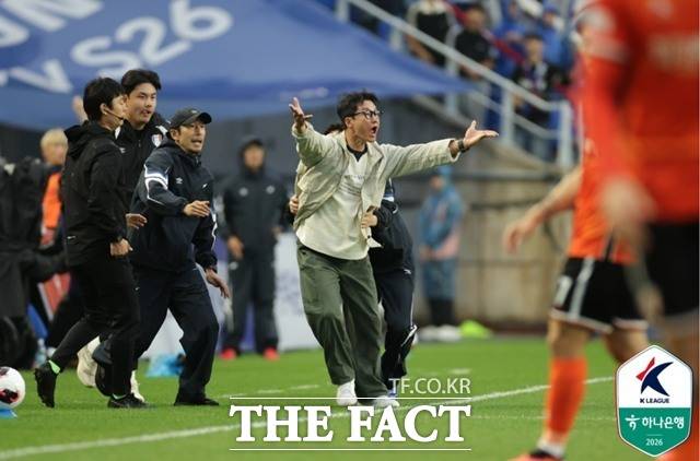 수원삼성을 이끄는 이정효 감독은 25일 오후 2시 탄천종합운동장에서 열리는 성남FC와 '하나은행 K리그2 2026' 30라운드 원정경기에서 수원의 리그 최다연승인 7연승에 도전한다./K리그